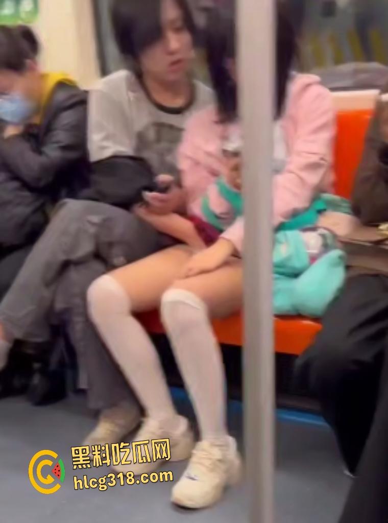 情侣坐地铁男友趁机伸手萝莉女白裙下抠逼！边抖腿边摸，这还紧张上了？摸完还闻一闻啥味