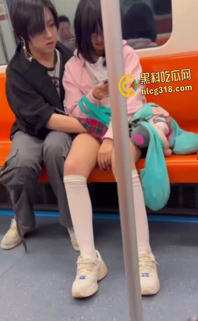 情侣坐地铁男友趁机伸手萝莉女白裙下抠逼!边抖腿边摸,这还紧张上了?摸完还闻一闻啥味-5