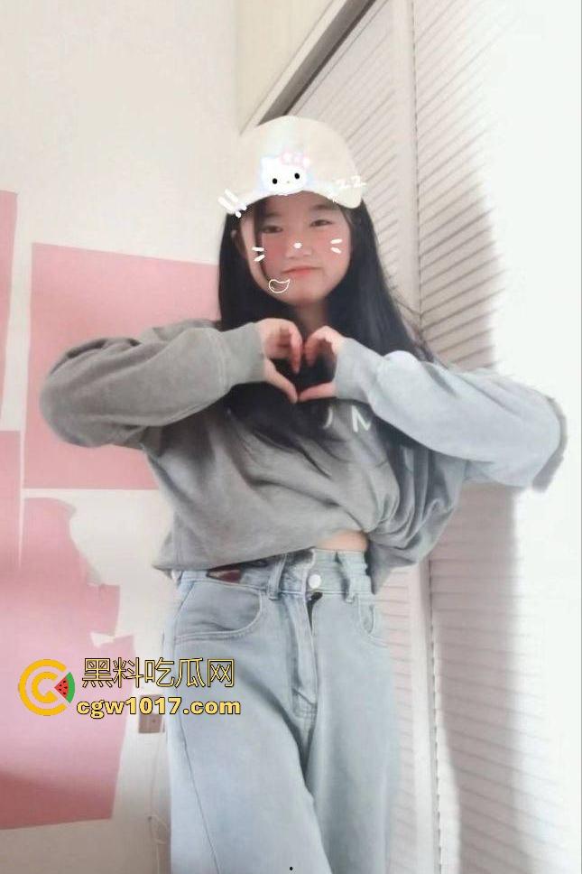 萝莉大学生趁爸妈不在家，大胆开麦展示光溜溜小嫩穴，天天喊下面痒死了，买不起自慰棒拿铅笔猛插B，不会铅中毒？