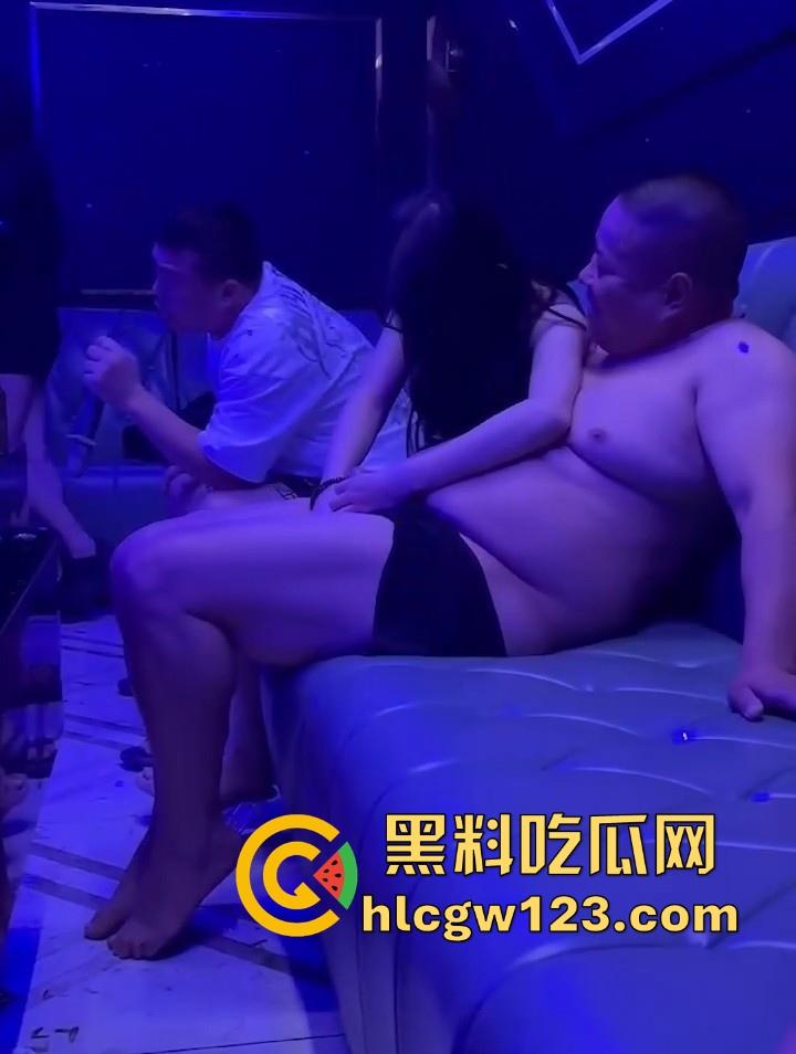 KTV包厢激情上演淫乱视频被曝光 小姐姐被胖子强按脑袋吃鸡吧 这玩得也太开了!-1