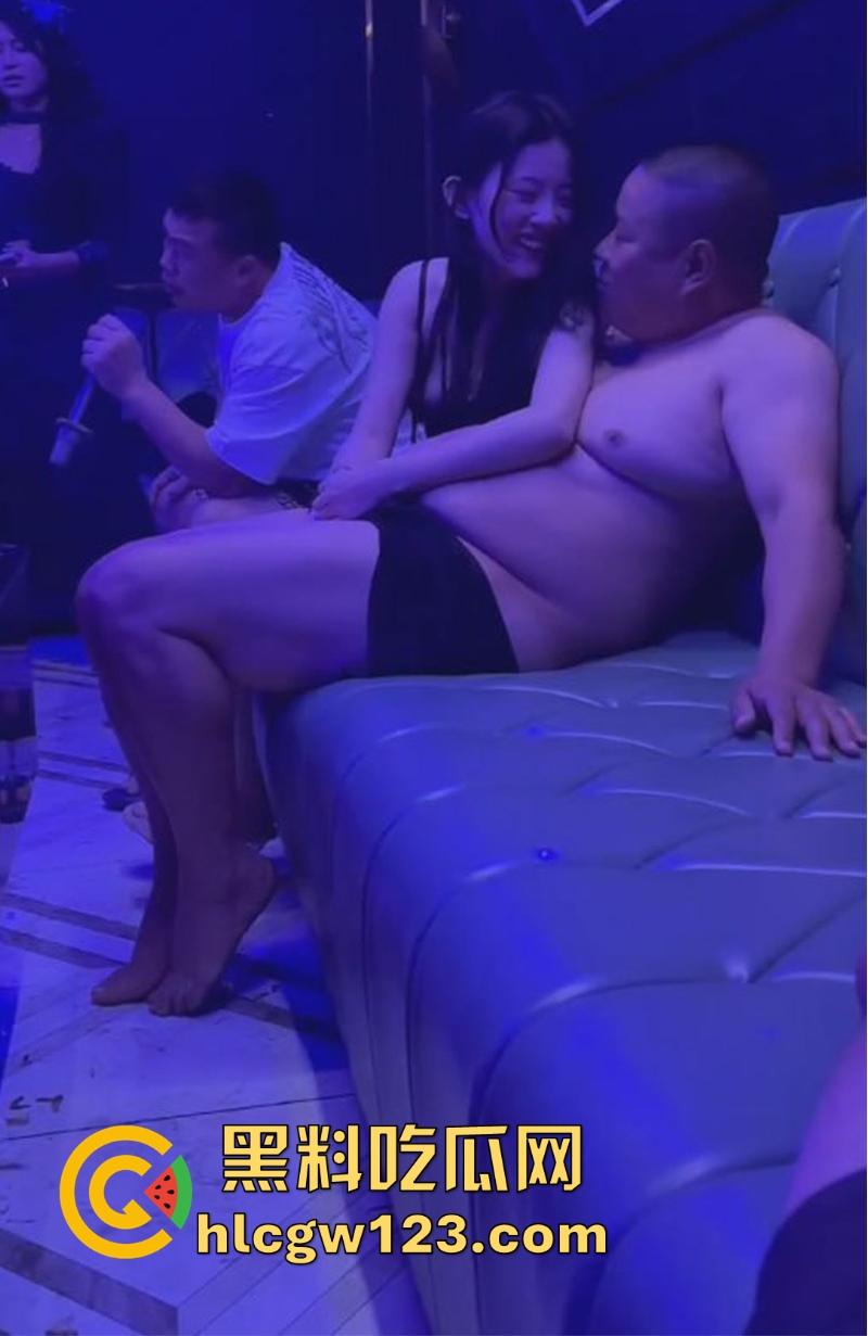 KTV包厢激情上演淫乱视频被曝光 小姐姐被胖子强按脑袋吃鸡吧 这玩得也太开了!-6