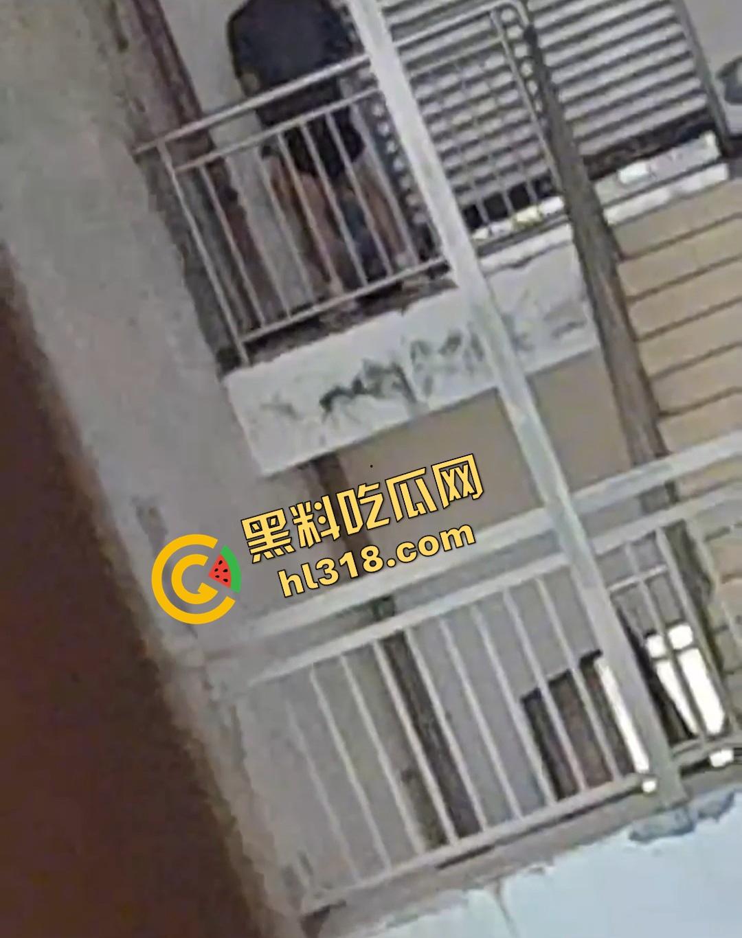 四川仁寿二职中学楼梯活春宫曝光,学生下课十分钟都憋不住,教学楼角落让女友当场口交,光天化日就敢玩!-3