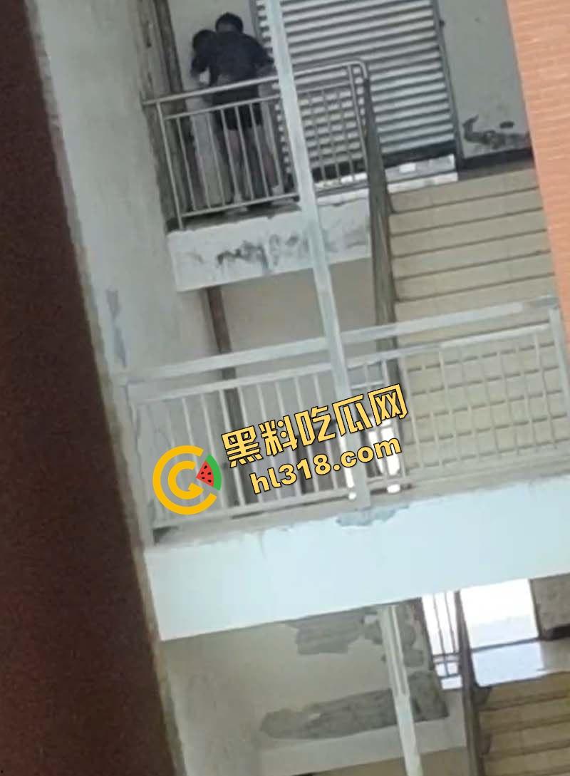 四川仁寿二职中学楼梯活春宫曝光,学生下课十分钟都憋不住,教学楼角落让女友当场口交,光天化日就敢玩!-9