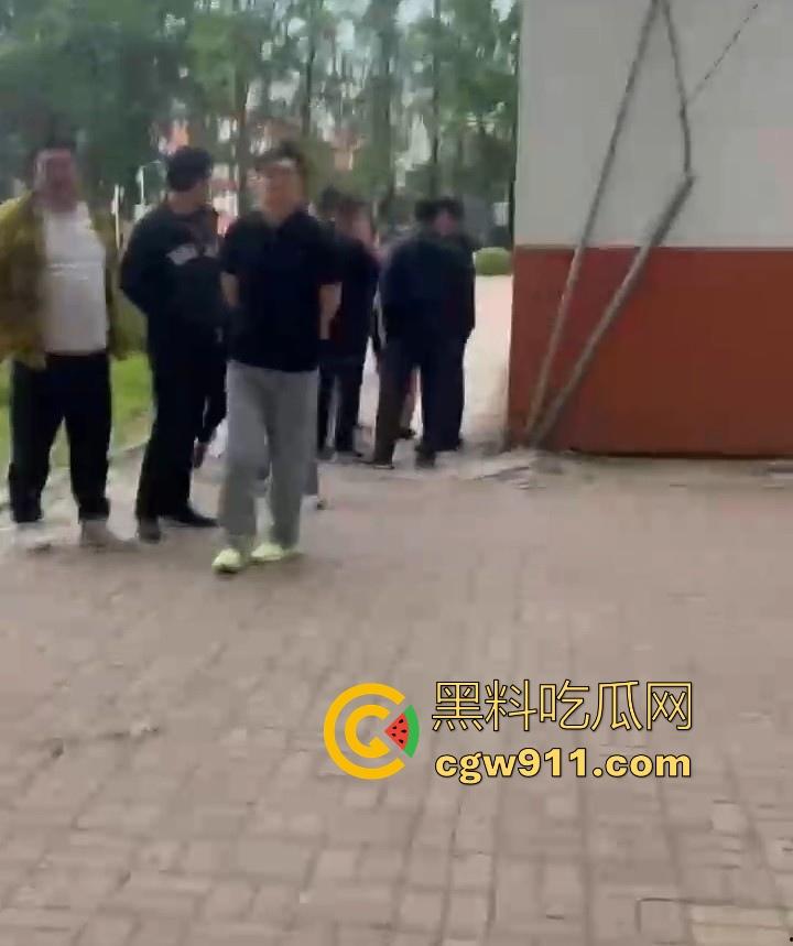 黑龙江佳木斯大学男同出轨被抓,大胖熊现场理论要说法,还高喊着 “逼好紧啊 来插我”,太辣眼睛了!-2