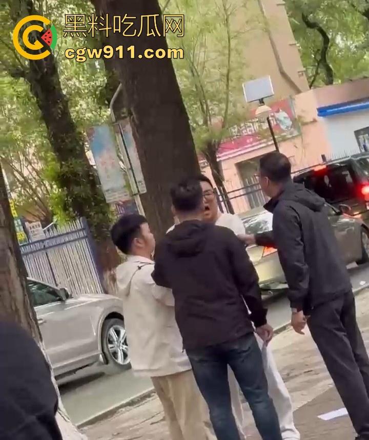 黑龙江佳木斯大学男同出轨被抓,大胖熊现场理论要说法,还高喊着 “逼好紧啊 来插我”,太辣眼睛了!-4