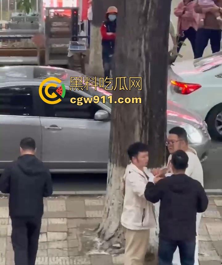 黑龙江佳木斯大学男同出轨被抓,大胖熊现场理论要说法,还高喊着 “逼好紧啊 来插我”,太辣眼睛了!-7