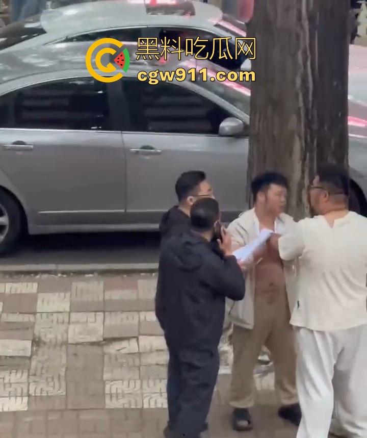 黑龙江佳木斯大学男同出轨被抓,大胖熊现场理论要说法,还高喊着 “逼好紧啊 来插我”,太辣眼睛了!-8