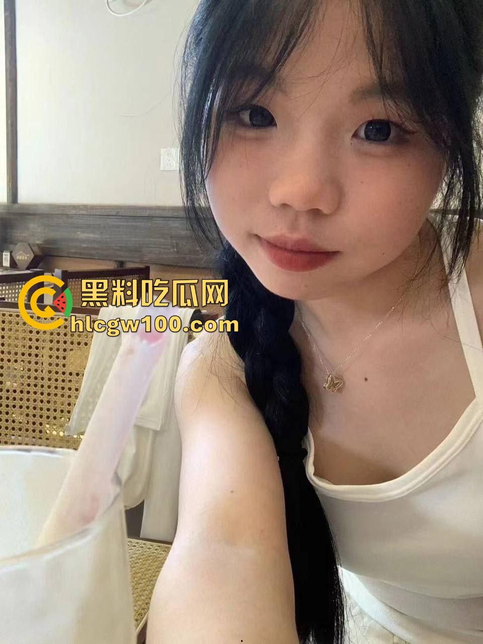 小编推荐！广州大学极品反差少女【吴微】自慰诱惑线下约啪，清纯脸配骚浪身子，真他妈是反差婊中的极品。-4