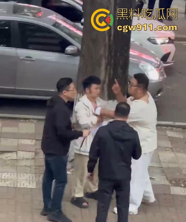 黑龙江佳木斯大学男同出轨被抓,大胖熊现场理论要说法,还高喊着 “逼好紧啊 来插我”,太辣眼睛了!-9