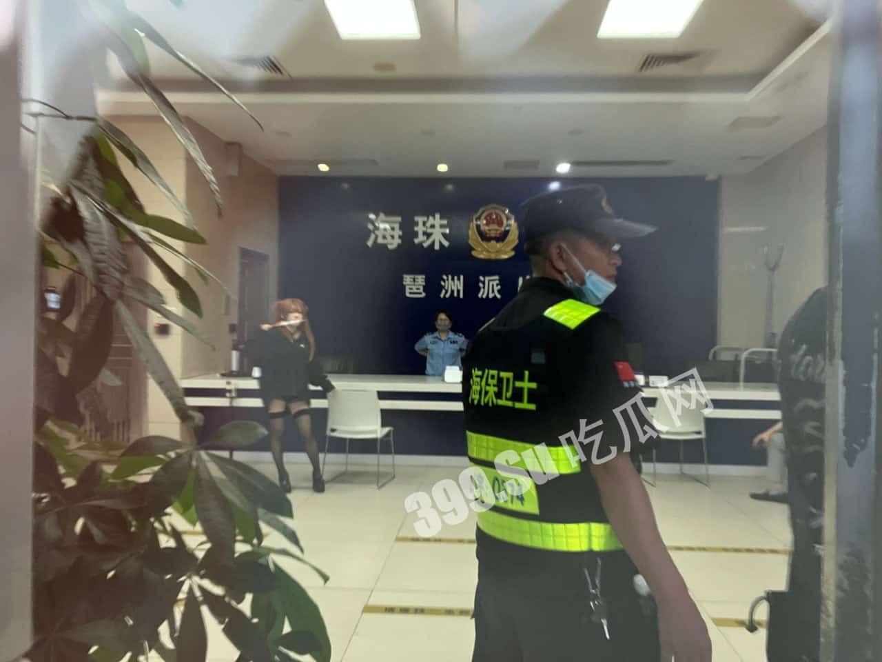 #吃瓜 #广州 #萤火虫动 漫展 外场，曾经在 #推特 上 援交 的coser由于举报被 警察 从现场直接带走，此举引发部分不满的宅男冲击了当地派出所要求放人