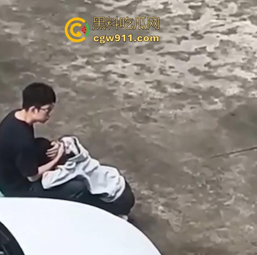 情侣小区公共篮球场情不自禁激情野战,篮球架下偷吃禁果,女生专心吃鸡男生放风盯哨,极其刺激!-7