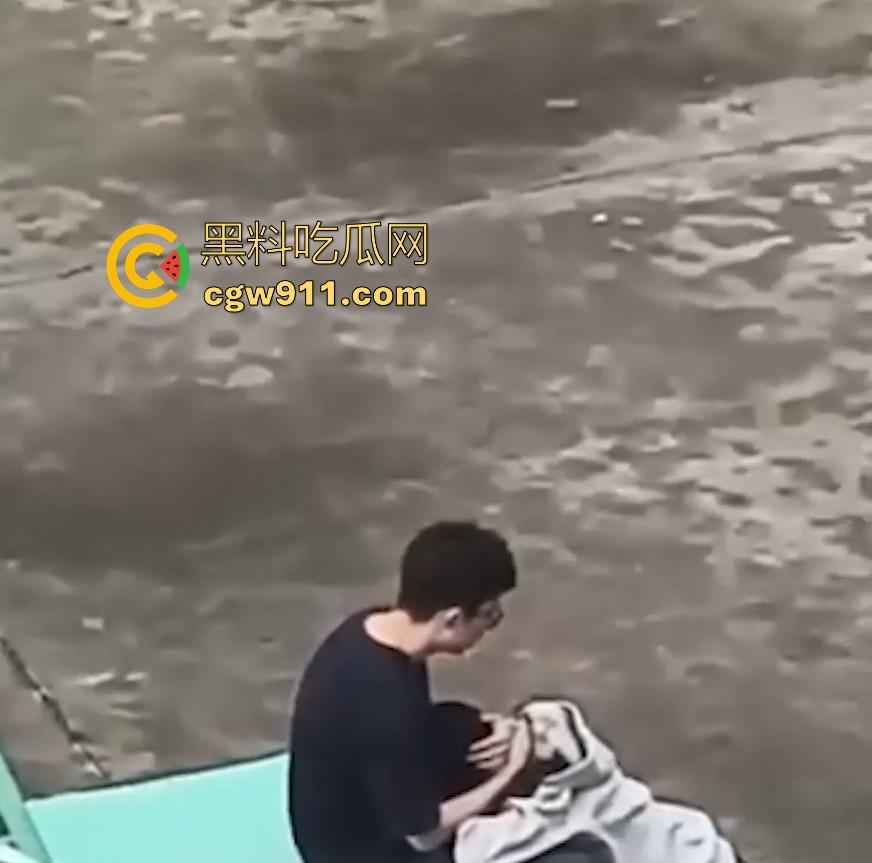 情侣小区公共篮球场情不自禁激情野战,篮球架下偷吃禁果,女生专心吃鸡男生放风盯哨,极其刺激!-9