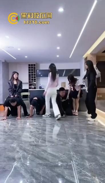 汪汪汪！集美们直播遛狗，套狗链骑狗赛跑，1米8大哥像小狗一样乖，这男奴怪听话的，还是集美们会玩！