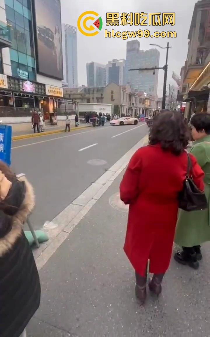 珠海冲撞行人案再现?抖音网红【周艺zoyenana】在上海吴江路危险驾驶,别以为驾驶法拉利就不用遵循法律了-8