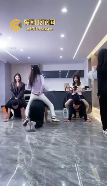 汪汪汪！集美们直播遛狗，套狗链骑狗赛跑，1米8大哥像小狗一样乖，这男奴怪听话的，还是集美们会玩！-5