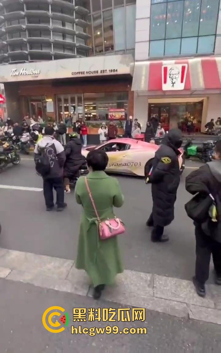 珠海冲撞行人案再现?抖音网红【周艺zoyenana】在上海吴江路危险驾驶,别以为驾驶法拉利就不用遵循法律了-10