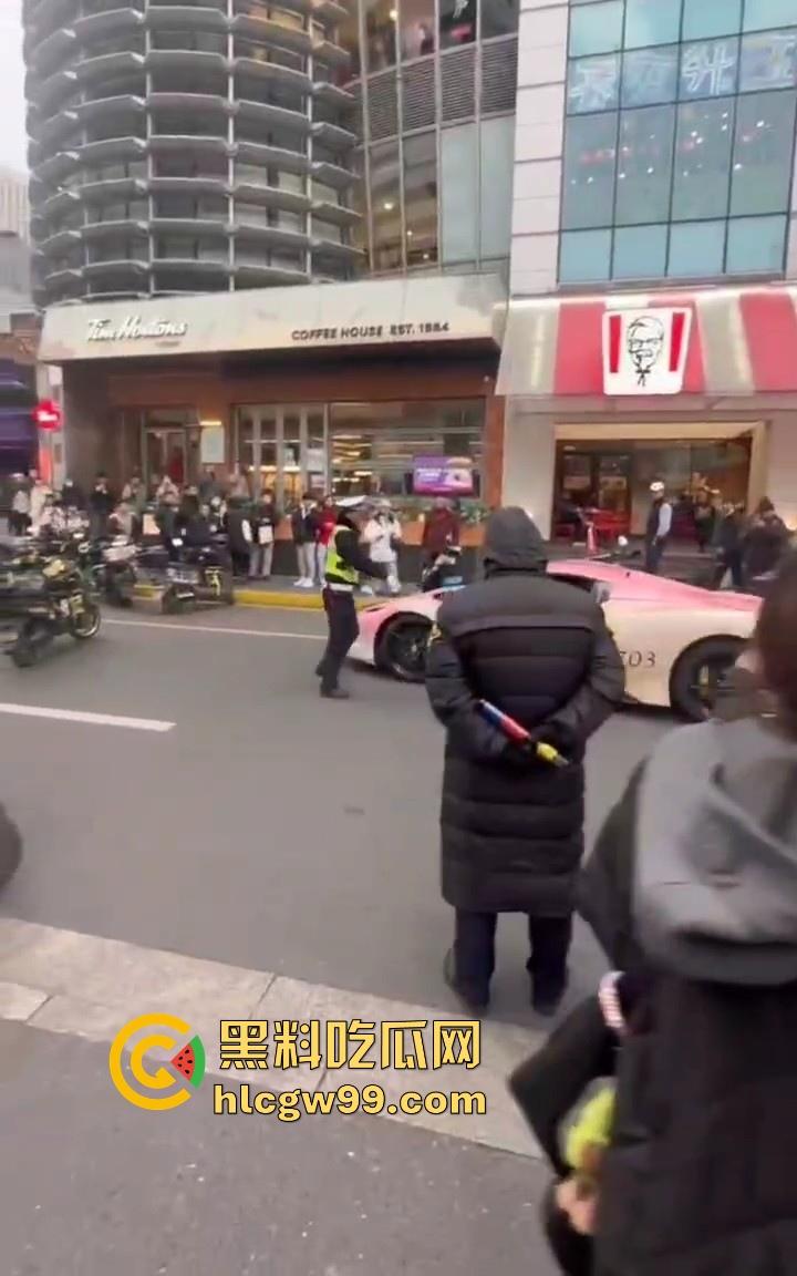 珠海冲撞行人案再现?抖音网红【周艺zoyenana】在上海吴江路危险驾驶,别以为驾驶法拉利就不用遵循法律了-11