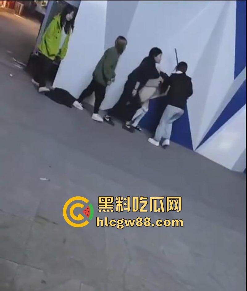 东北精神小妹之间的战斗 一群少女围殴两名姐妹 拽着头发暴打 看呆同行小伙 太狠了!-7