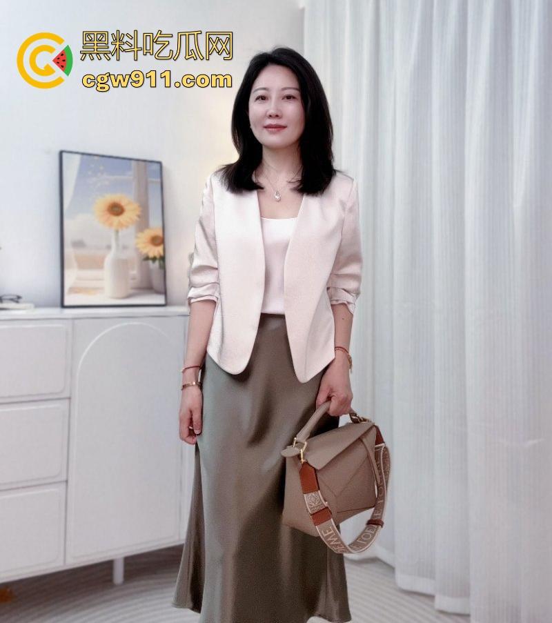 深夜聚会喝多，在阳痿哥哥旁边后入暴操嫂子，无套后入打桩，紧张刺激全程无尿点！