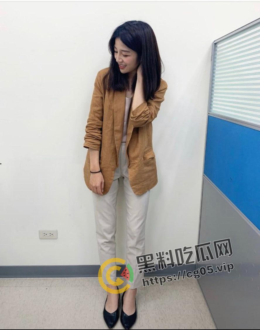 台湾美女保险推销员 推销保险被客户忽悠了 连哄带骗搞到了床上爆操 业务水平不太行啊