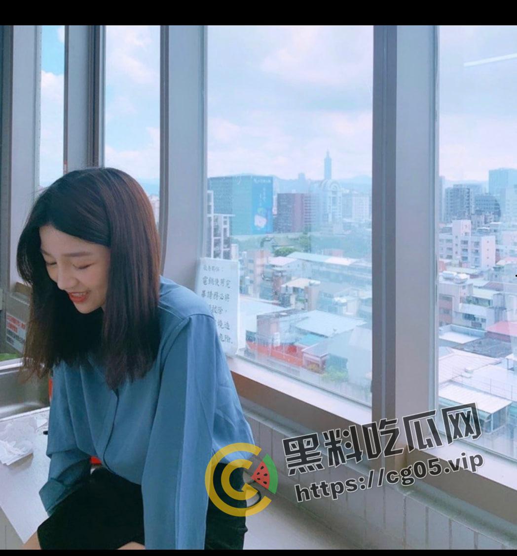 台湾美女保险推销员 推销保险被客户忽悠了 连哄带骗搞到了床上爆操 业务水平不太行啊-2