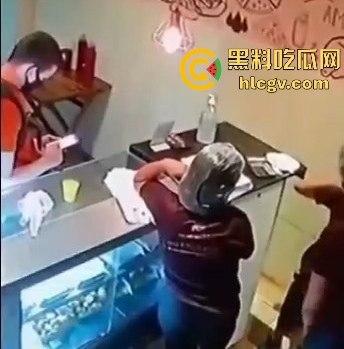 菲律宾夫妇餐厅武装抢劫，遇上下班警察！男子被当场击毙，抢劫计划瞬间翻车！