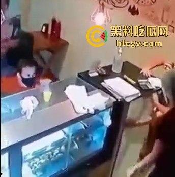 菲律宾夫妇餐厅武装抢劫,遇上下班警察!男子被当场击毙,抢劫计划瞬间翻车!-3