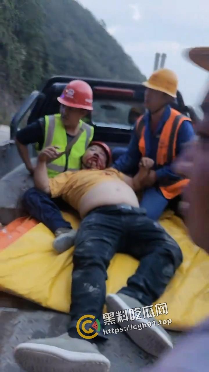 云南保山中铁隧道工人跳楼事件!三年不发工资反被威胁 七窍流血还不能立刻送医 现场视频流出-2