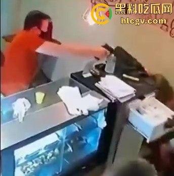 菲律宾夫妇餐厅武装抢劫,遇上下班警察!男子被当场击毙,抢劫计划瞬间翻车!-8