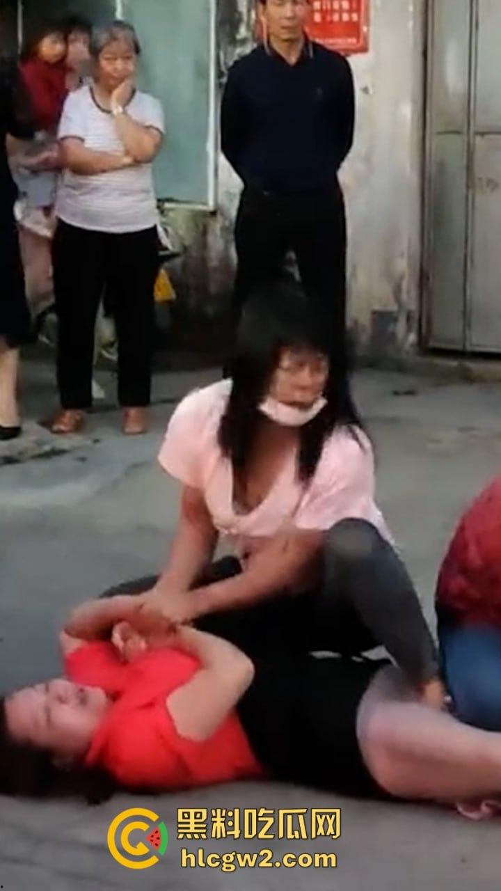 史上最狠打小三！潮汕街头小三被原配及家属当街撕衣暴打 木棍捅逼 现场视频曝光 打的真惨！-5