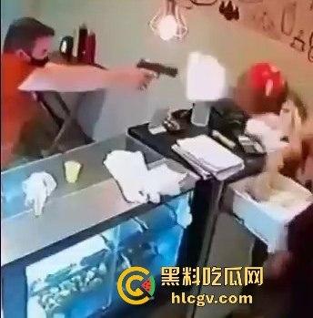 菲律宾夫妇餐厅武装抢劫,遇上下班警察!男子被当场击毙,抢劫计划瞬间翻车!-9