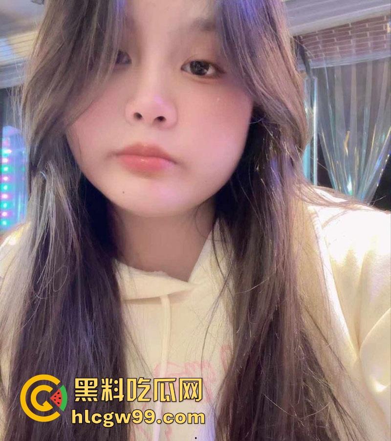 四川【胡冰冰】谈恋爱期间开双号发裸照抠逼裸聊来骗钱,七百块浪费个炮架子,多操几遍再走啊,就当吃了快餐不亏!-13