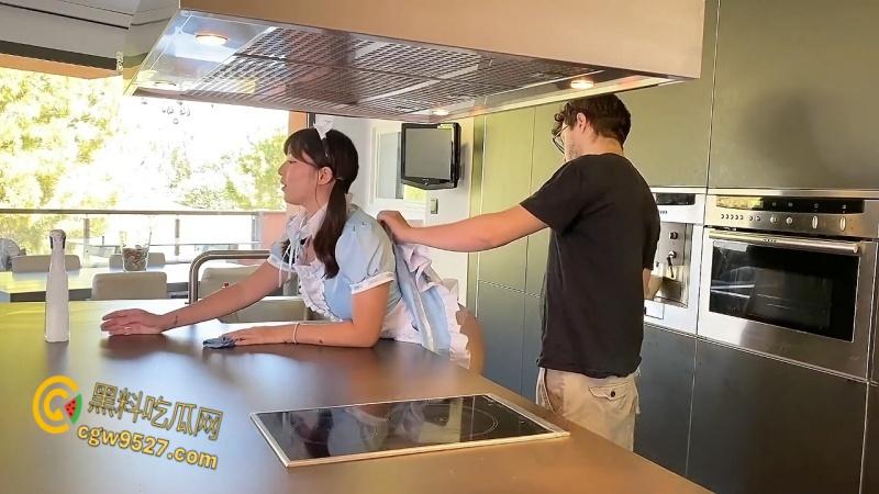 Onlyfans反差留学生【香蕉妹】，家庭保姆女仆兼职，被男主人强行脱裙后入，颜射一脸简直就是极品炮机！