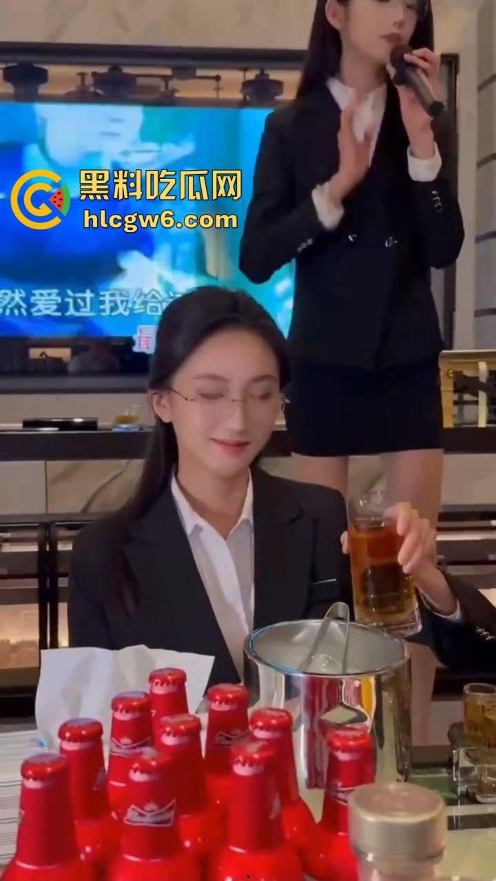 山东KTV传说中的行政套餐！天道酬勤的行政OL包臀裙女秘书，服务到位，难怪公务员考试报名人数年年创新高！-11