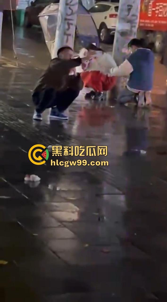 贵州六盘水沸羊羊跪地挽回爱情,荒唐又尴尬,川心小区的大雨见证了一场爱情已死,丢失的心再也回不来了!-3