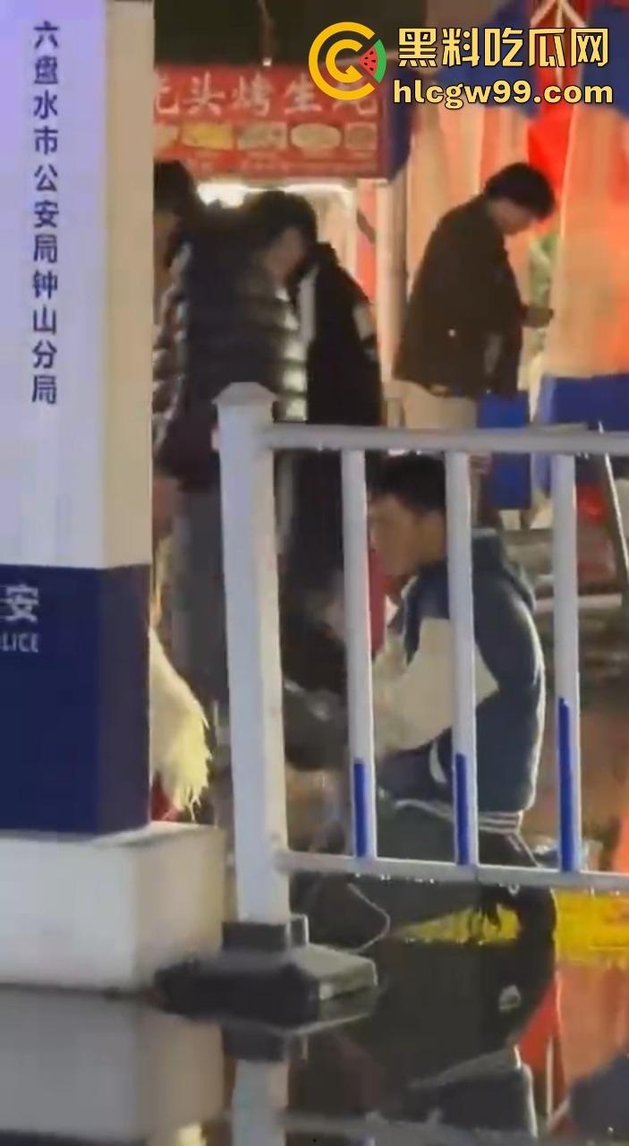 贵州六盘水沸羊羊跪地挽回爱情,荒唐又尴尬,川心小区的大雨见证了一场爱情已死,丢失的心再也回不来了!-6