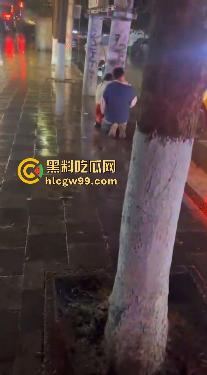 贵州六盘水沸羊羊跪地挽回爱情,荒唐又尴尬,川心小区的大雨见证了一场爱情已死,丢失的心再也回不来了!-7