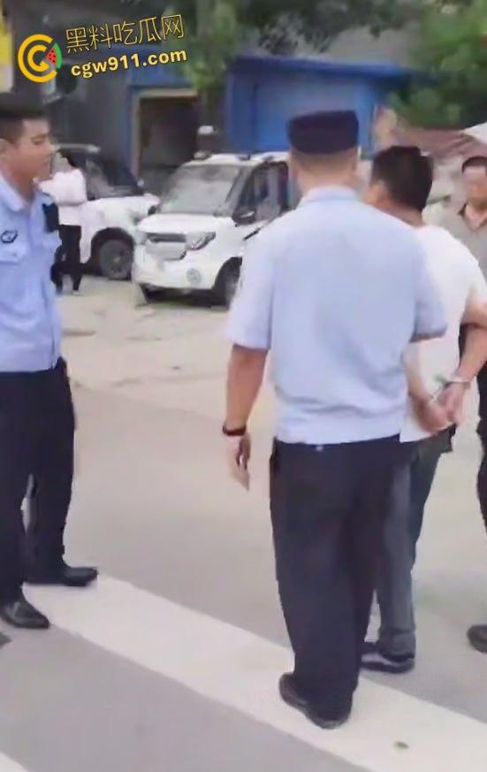 海南小仙女远嫁河南，遭家暴男拿刀砍，抖音曝光血腥婚姻噩梦，离婚前被虐到鼻青脸肿，报警求生！-3