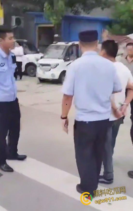 海南小仙女远嫁河南，遭家暴男拿刀砍，抖音曝光血腥婚姻噩梦，离婚前被虐到鼻青脸肿，报警求生！-5