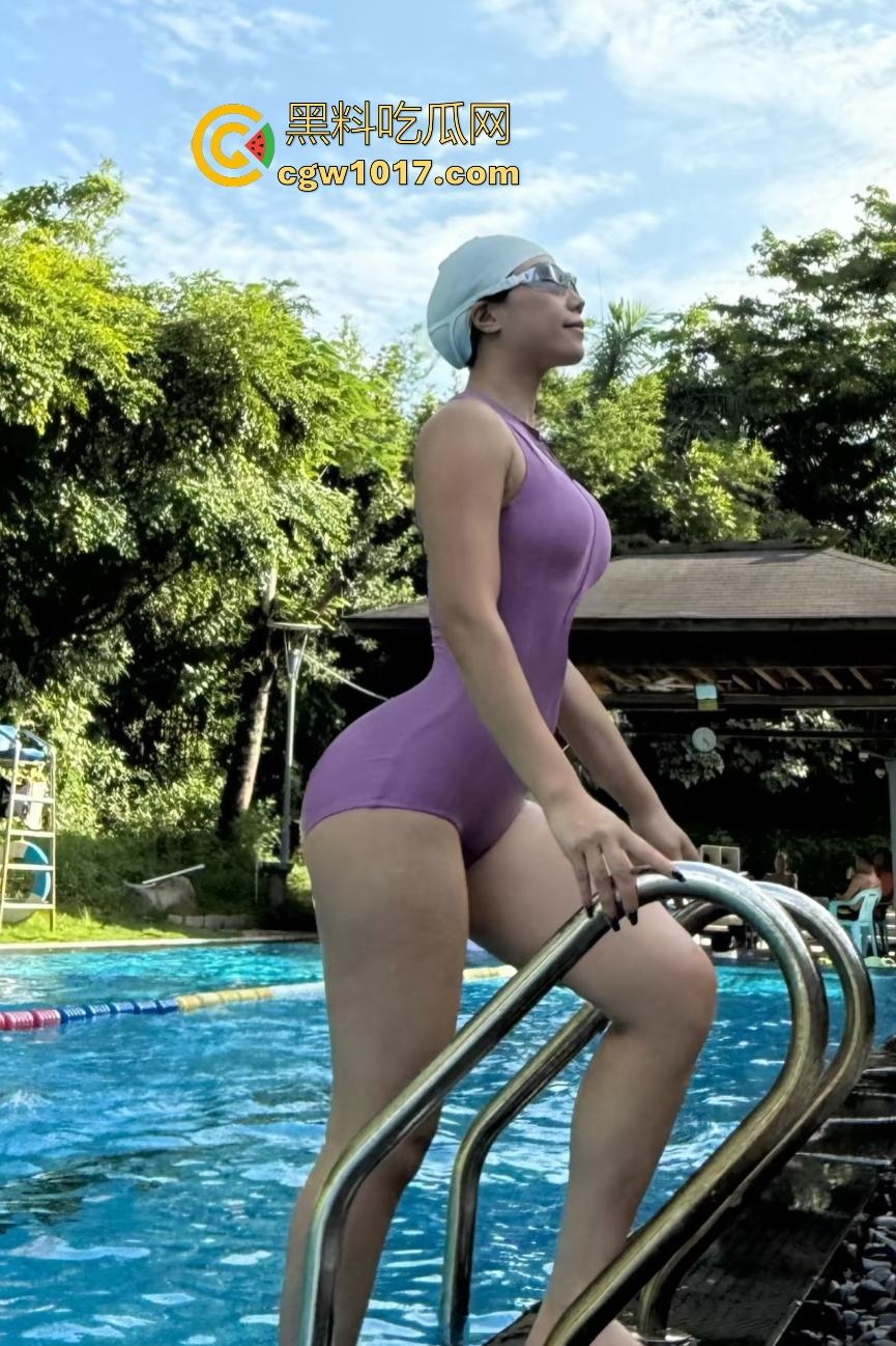 超高颜值新疆母狗极致调教！拴狗链满地爬，口交抛媚眼像要吃了观众，连体黑丝戴眼罩，跳蛋塞B还被皮鞭甩穴！