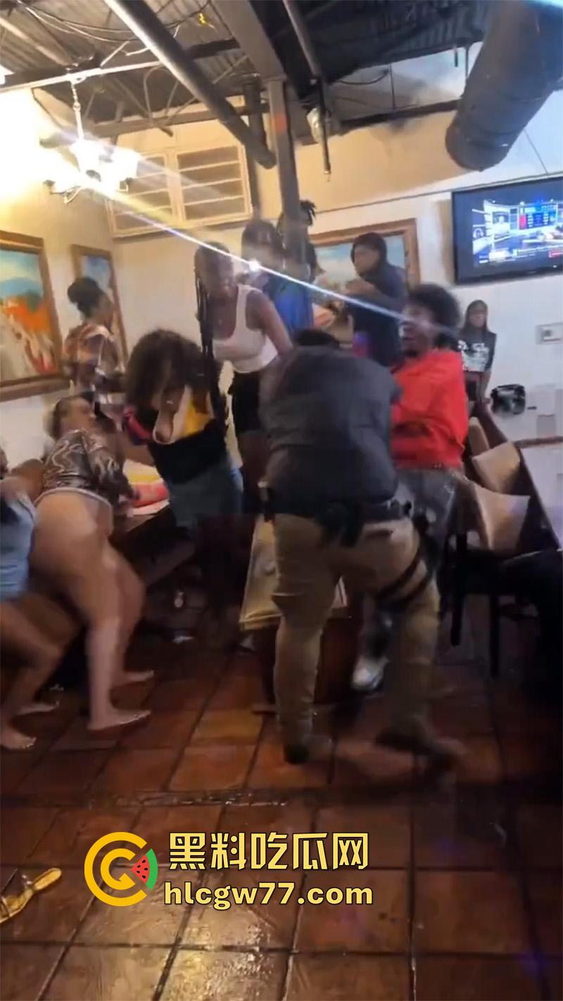 国外男子暴打女权,女权团体聚餐闹事,竟将其妻子拉入其中洗脑,大哥单枪匹马大战100女拳!-6