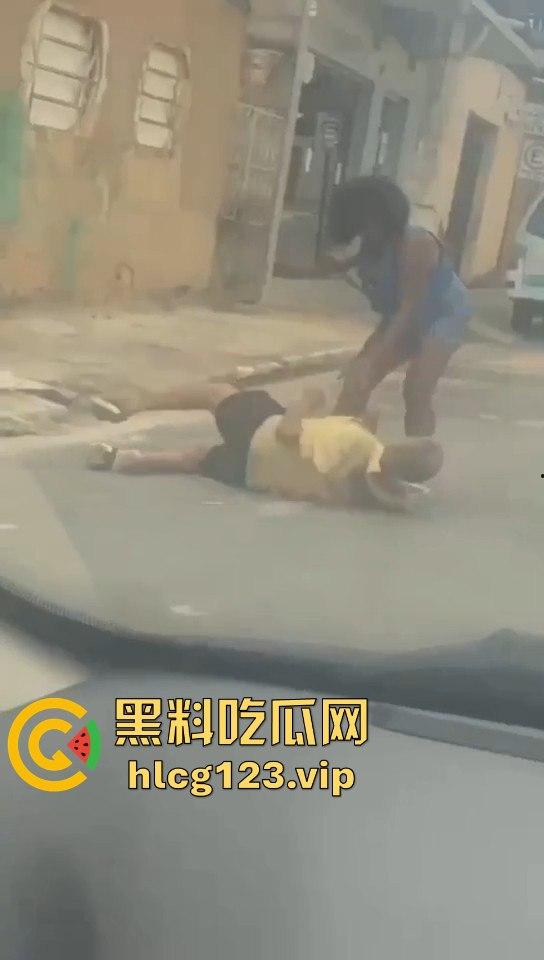 巴西刀妹街头大开杀戒!持刀乱砍,残忍程度堪比暴力片,血流成河!-4