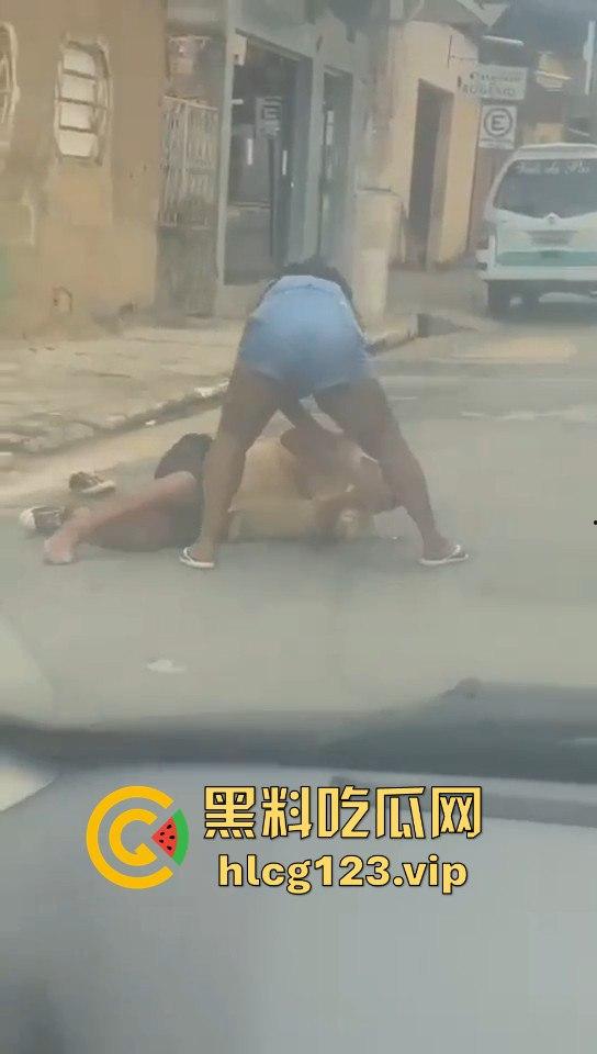 巴西刀妹街头大开杀戒!持刀乱砍,残忍程度堪比暴力片,血流成河!-5