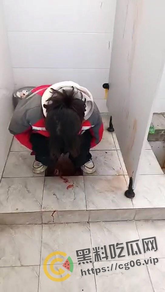 陕西咸阳旬邑县职田中学女生厕所生娃!跟拉屎一样直接拉出来 满地血浆 小孩估计早没气了 真的是地狱开局了-1