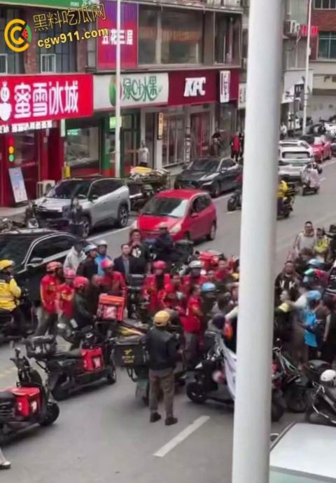饿了么VS京东外卖,美团骑手围观助威,街头冲突真实拍摄,一群人扭打在一团,混乱场面震撼人心 !-2