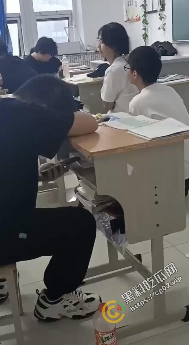 狗男女!教室当着这么多人竟然干起来了?!-1