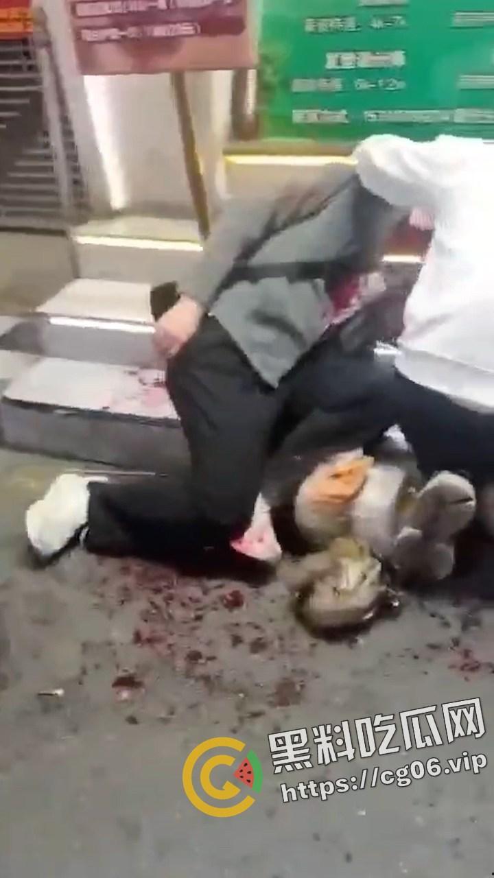 广州天河区斯维珈理发沙龙 顾客不满发型与理发师起冲突 被理发师扎爆眼球 现场画面曝光 过于血腥-3