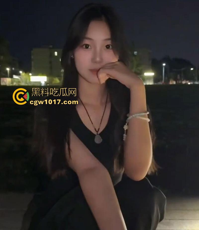 职校反差学生妹【张雯雯】欲望爆棚自拍摸逼勾引,白虎骚穴光溜溜一线天,粉嫩唇瓣已湿漉漉,纤指探入穴心抠挖深搅!-1