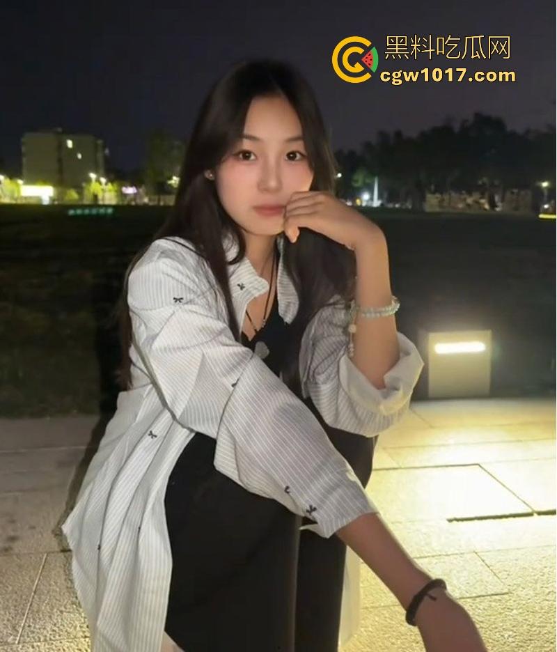 职校反差学生妹【张雯雯】欲望爆棚自拍摸逼勾引,白虎骚穴光溜溜一线天,粉嫩唇瓣已湿漉漉,纤指探入穴心抠挖深搅!-2