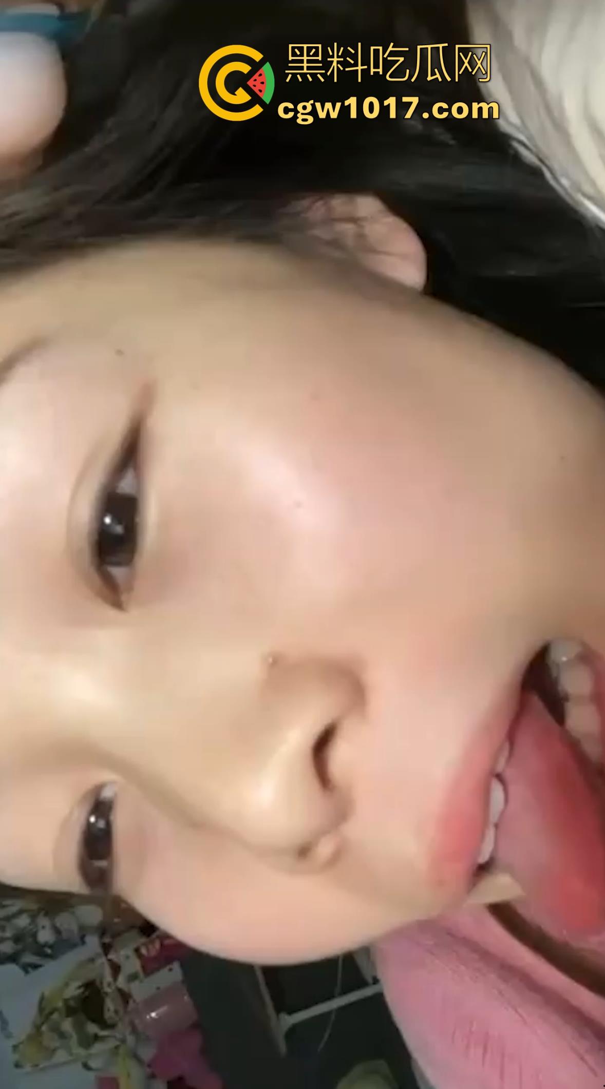 职校反差学生妹【张雯雯】欲望爆棚自拍摸逼勾引,白虎骚穴光溜溜一线天,粉嫩唇瓣已湿漉漉,纤指探入穴心抠挖深搅!-5